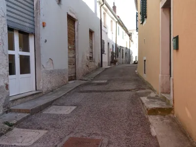 Sprehodite se po tipični ribiški ulici. 