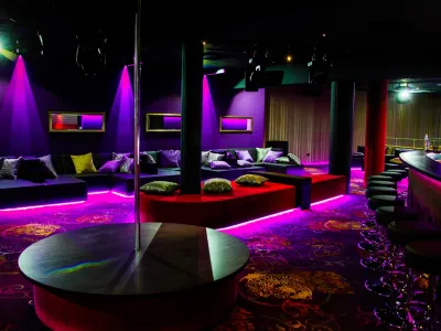 Pojavila se je skrivnostna priča, ki trdi, da jo vabijo za madam v klub Marina, ko bo ta spet odprt. No, na sodi&scaron;če te gospe (&scaron;e) ni bilo. Foto: Arhiv Dnevnika