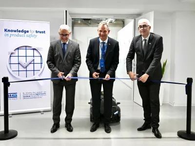 Novo komoro za presku&scaron;anje elektromagnetne združljivosti (EMC) v avtomobilski industriji so odprli (z leve) gospodarski minister Matjaž Han, direktor SIQ Ljubljana Gregor Schoss in Mitja Goren&scaron;ček, predsednik sveta SIQ in izvr&scaron;ni direktor GZS.