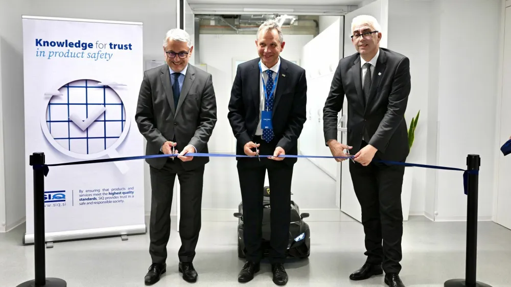 Novo komoro za presku&scaron;anje elektromagnetne združljivosti (EMC) v avtomobilski industriji so odprli (z leve) gospodarski minister Matjaž Han, direktor SIQ Ljubljana Gregor Schoss in Mitja Goren&scaron;ček, predsednik sveta SIQ in izvr&scaron;ni direktor GZS.