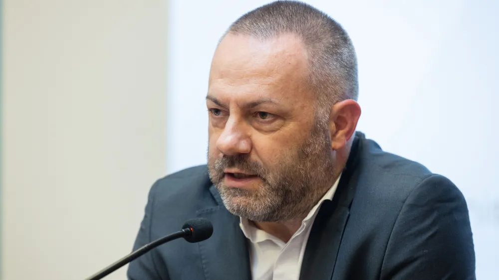 Ljubljana, ministrstvo za zdravje.<br>Novinarska konferenca ministrstva za zdravje, na kateri so spregovorili o aktualnem dogajanju v Psihiatricni bolnisnici Ljubljana.<br>Minister za zdravje Daniel Besic Loredan.