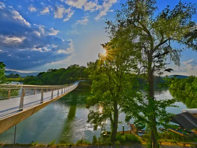 Tako brv v Irči vasi (na sliki) kot brv, ki povezuje Loko in Kandijo, je sprojektiral Marjan Pipenbaher z ekipo. Foto: Robert Kokol, Foto Asja