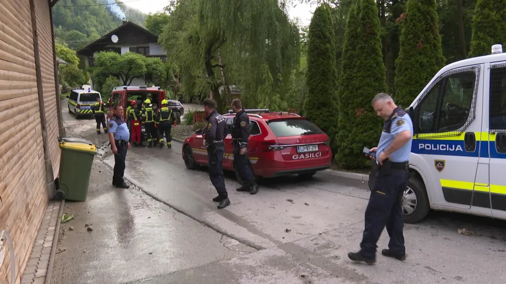 Utrinek iz Krač v Zagorju ob Savi, kjer so policisti in gasilci iskali pogrešano 40-letno domačinko, ki jo je odnesel tok hudournika. Foto: Gregor Naglav/RTV Slovenija