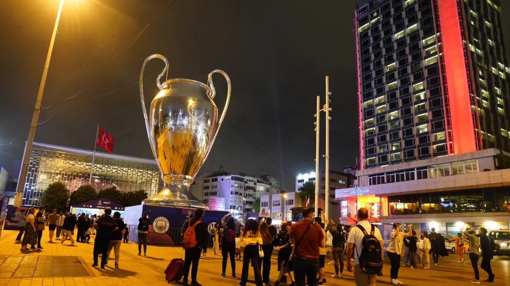 08 June 2023, Turkey, Istanbul: Manchester City fans in Taksim Square ahead of Saturday's UEFA Champions League Final soccer match between Manchester City and Inter Milan at the Ataturk Olympic Stadium. Photo: James Manning/PA Wire/dpa