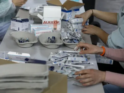 ﻿- cepivo COVID-19 Vaccine Moderna <br><br><br>- 10.03.2021 –Epidemija koronavirus COVID-19 v Sloveniji – množično cepljenje starostnikov proti bolezni covid-19 na Gospodarskem razstavišču v Ljubljani . //FOTO: Luka CjuhaOPOMBA: REPORTAŽA ZA OBJEKTIV 2021