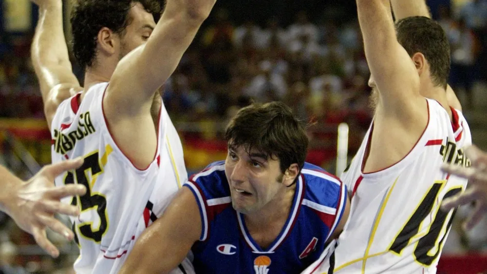 Dejan Bodiroga (z žogo) in Jorge Garbajosa (levo) sta bila nekdaj tekmeca na parketu, zdaj pa bosta posku&scaron;ala pomagati evropski ko&scaron;arki.