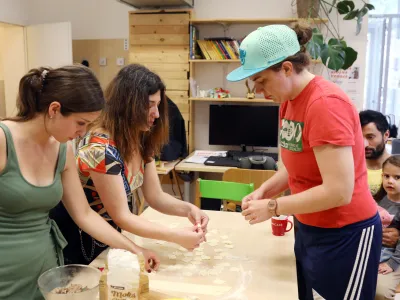 Kulinarična delavnica pri Mladih zmajih je le ena od aktivnosti.