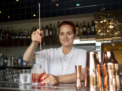 - 12.06.2023 – Eva Dakič – mojstrica mešanja koktejlov. //FOTO: Nik Erik Neubauer
