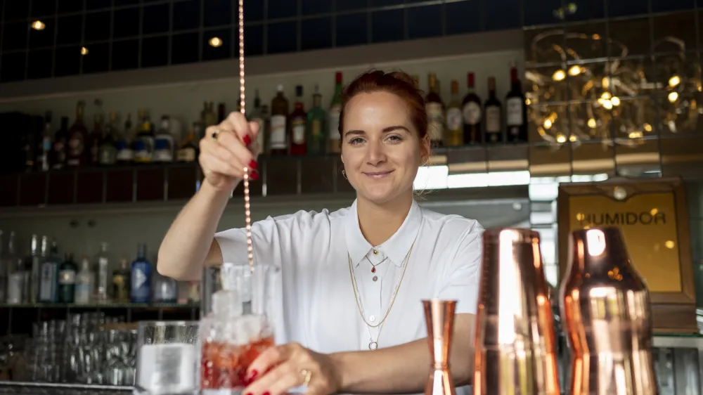 - 12.06.2023 &ndash; Eva Dakič &ndash; mojstrica me&scaron;anja koktejlov. //FOTO: Nik Erik Neubauer