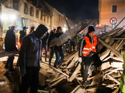 ﻿Petrinja, Trg Ftanja Tuđmana - 29.12.2020 – Hrvaška - rušilni potres z magnitudo 6,3 na območju Petrinje jugovzhodno od Zagreba, ki je zahteval sedem smrtnih žrtev, med njimi tudi 12-letno deklico – //FOTO: Bojan Velikonja