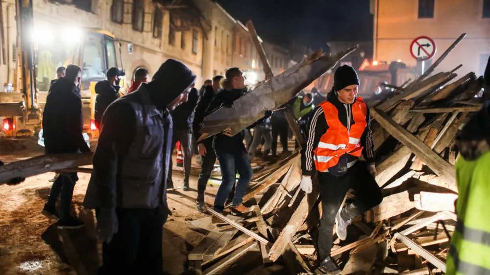﻿Petrinja, Trg Ftanja Tuđmana - 29.12.2020 – Hrvaška - rušilni potres z magnitudo 6,3 na območju Petrinje jugovzhodno od Zagreba, ki je zahteval sedem smrtnih žrtev, med njimi tudi 12-letno deklico – //FOTO: Bojan Velikonja
