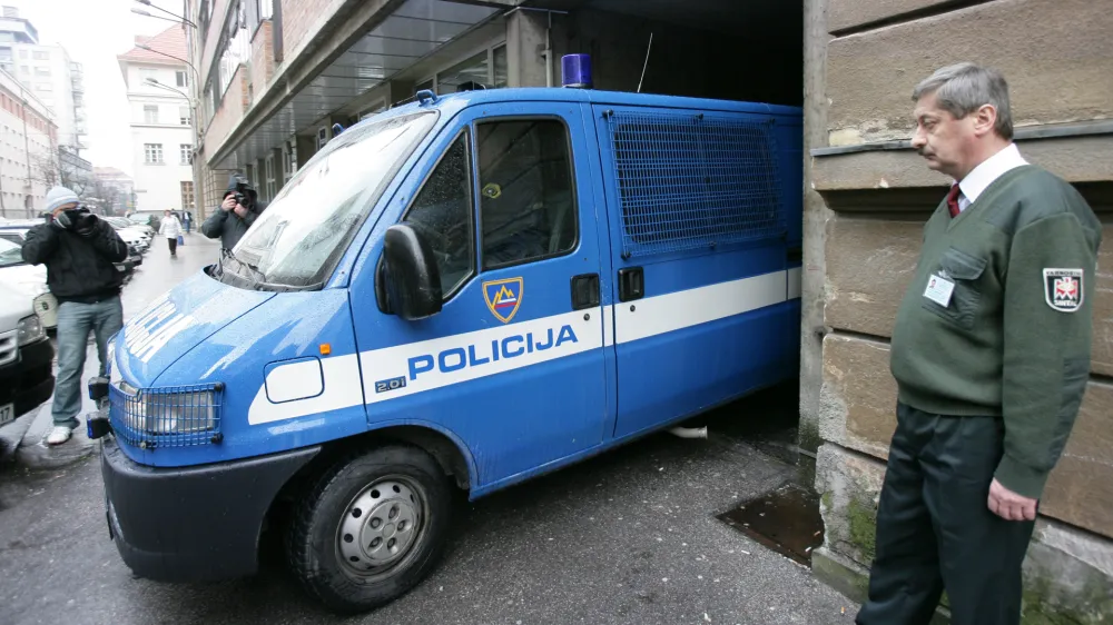 v policijskem vozilu Stephen Casiraghi,<br><br><br><br>- Policijska postaja Center - Trdinova ulica - Policija - Varnost Sintal - Okrajno sodišče Ljubljana<br><br><br><br> // FOTO: Luka CjuhaOPOMBA: ZA OBJAVO V ČASOPISU DNEVNIK