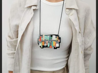 Ogrlica na fotografiji izhaja iz grafike Lojzeta Spacala Ribi&scaron;ko naselje, 1964. F Osebni arhiv