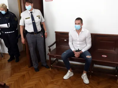 ﻿Klemen Rajnar, - 04.10.2021 – sojenje Klemnu Rajnarju za kazniva dejanja grožnje, nasilništva, nevarne vožnje in preprečitve uradnega dejanja ali maščevanja uradni osebi.<br><br><br>//FOTO: Tomaž Skale 