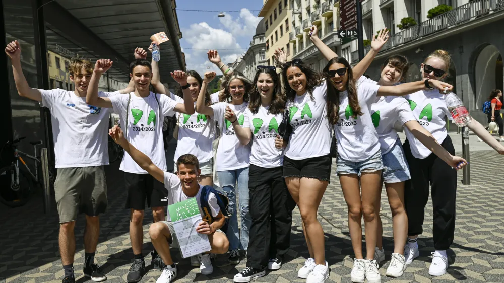 Učenci OŠ Koseze so zaključek šolanja proslavili s sprehodom po središču Ljubljane.