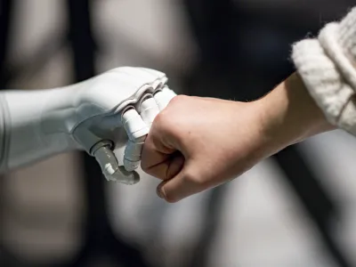 21 November 2019, Hamburg: A robot interacts with a woman during the "Speed Dating with AI - Meet the Robots at AI Days" at the Hammerbrooklyn Digital Campus. On 22nd and 23rd of November, a selection of highly developed robots from various fields will be shown, giving an insight into the current possibilities of artificial intelligence. Photo: Axel Heimken/dpa