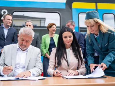 Ljubljana, zelezniska postaja.<br>Podpis pogodbe za nabavo 20 novih potniskih vlakov.<br>Direktor prodaje za srednjo Evropo pri Stadlerju Zeljko Davidovic in direktorica SZ-Potniski promet Darja Kocjan.