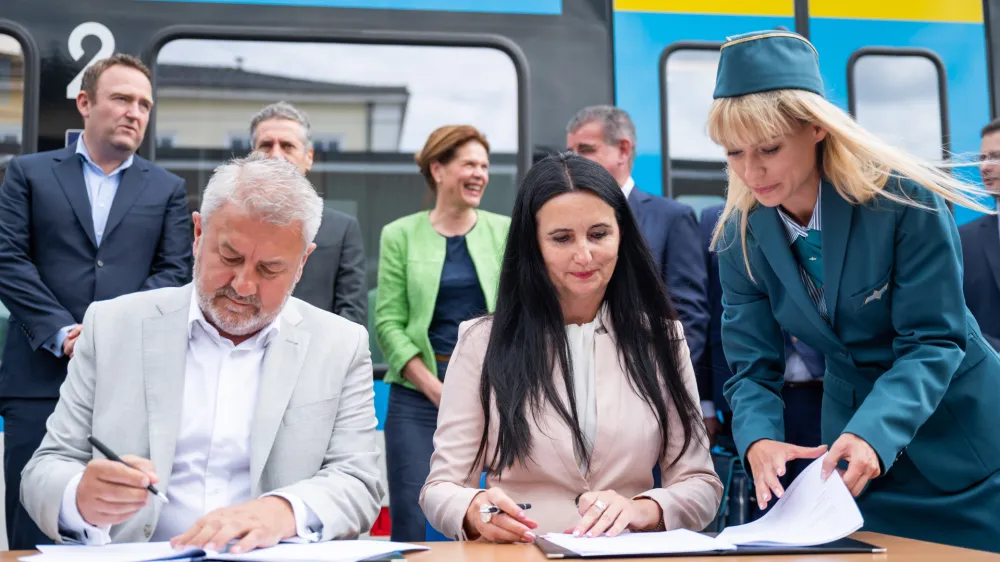 Ljubljana, zelezniska postaja.<br>Podpis pogodbe za nabavo 20 novih potniskih vlakov.<br>Direktor prodaje za srednjo Evropo pri Stadlerju Zeljko Davidovic in direktorica SZ-Potniski promet Darja Kocjan.