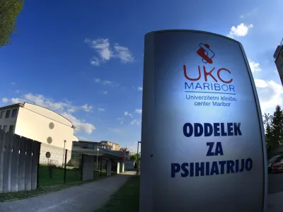 Maribor  Univerzitetni klinicni center  UKC  Oddelek za psihiatrijo  napis  psihiatrija  Desk _Notranja  Logotipi  Objekti  Zdravstvo  Zgradbe  Avtor Andrej Petelinsek