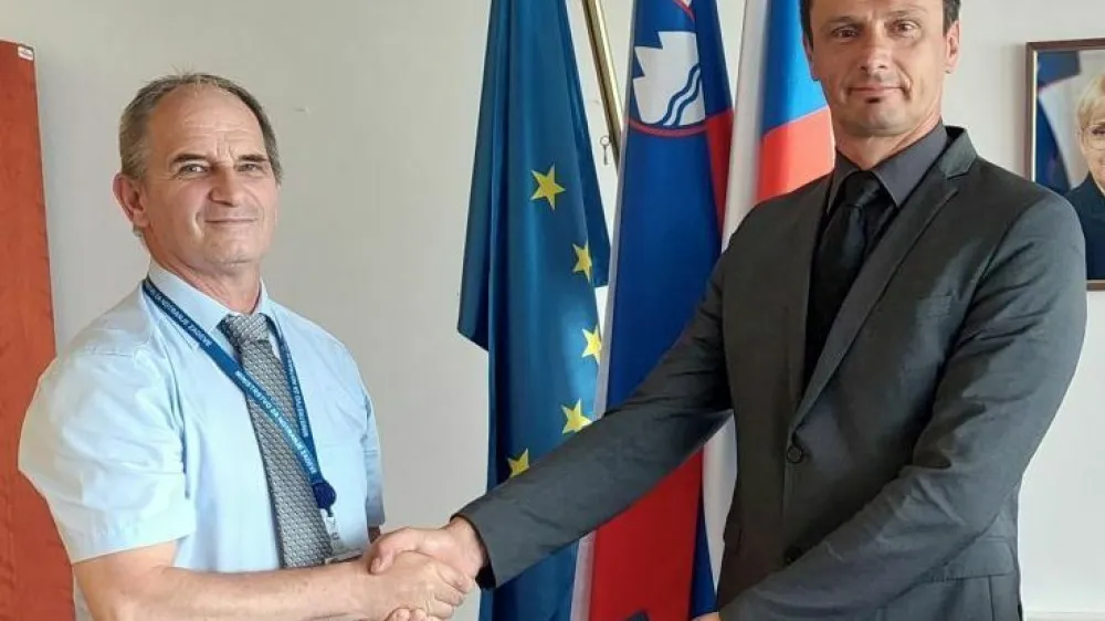 Bojan Oman (desno) je vodenje policijskega centra za varovanje in za&scaron;čito, ki varuje vidne državne predstavnike, predal Tomažu Brezicu. F GPU<br><br>