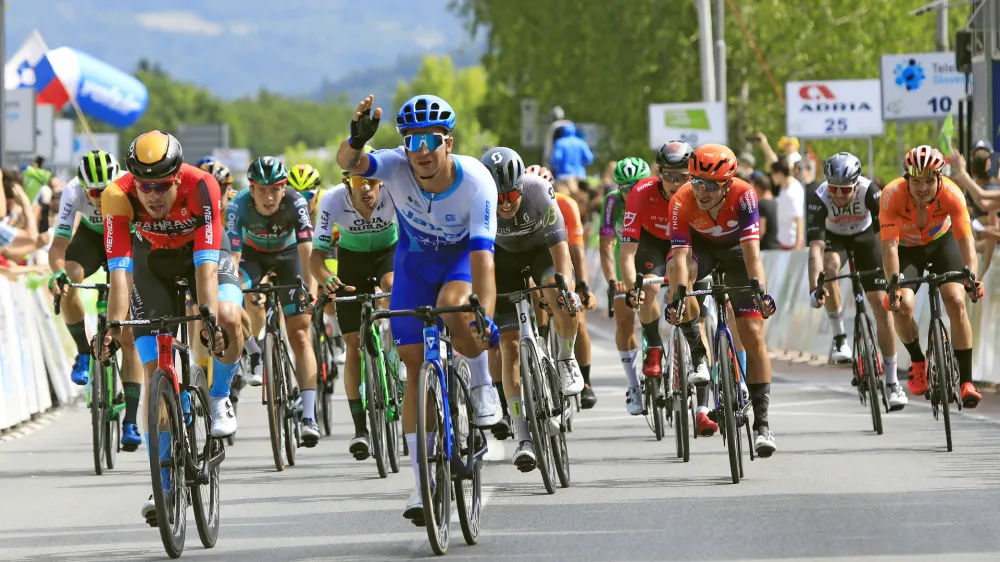 Dylan Groenewegen (v modro-belem dresu) je bil najhitrejši in še tretjič v zadnjih petih letih slavil etapno zmago v Rogaški Slatini. Foto: Andrej Petelinšek / Večer