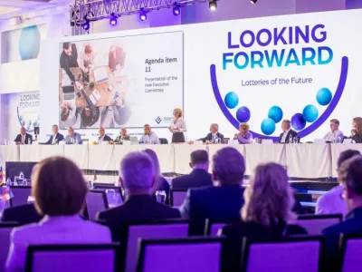 Predsednica uprave Loterije Slovenije in novoizvoljena predsednica Združenja evropskih loterij Romana Girandon med nagovorom članov skupščine.