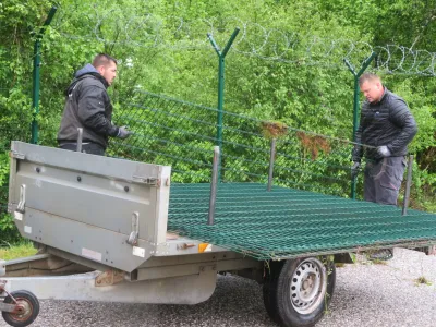 V Osilnici so začeli odstranjevati ograjo. F Dragana Stanković