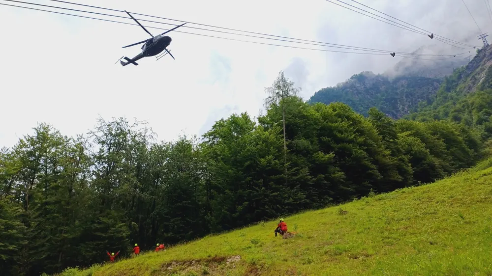 Društva GRZS so že začela vsakoletno dežurstvo na območju celotne države, prav tako je od 1. junija na letališču Brnik dežurna ekipa GRZS.