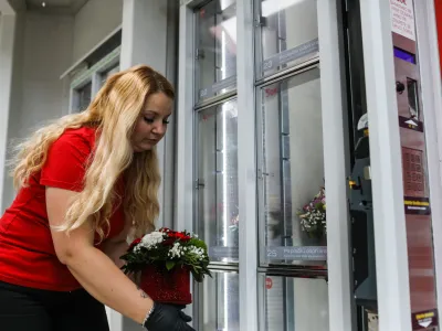 Cvetličarji vsako jutro preverijo stanje v avtomatu za šopke. 