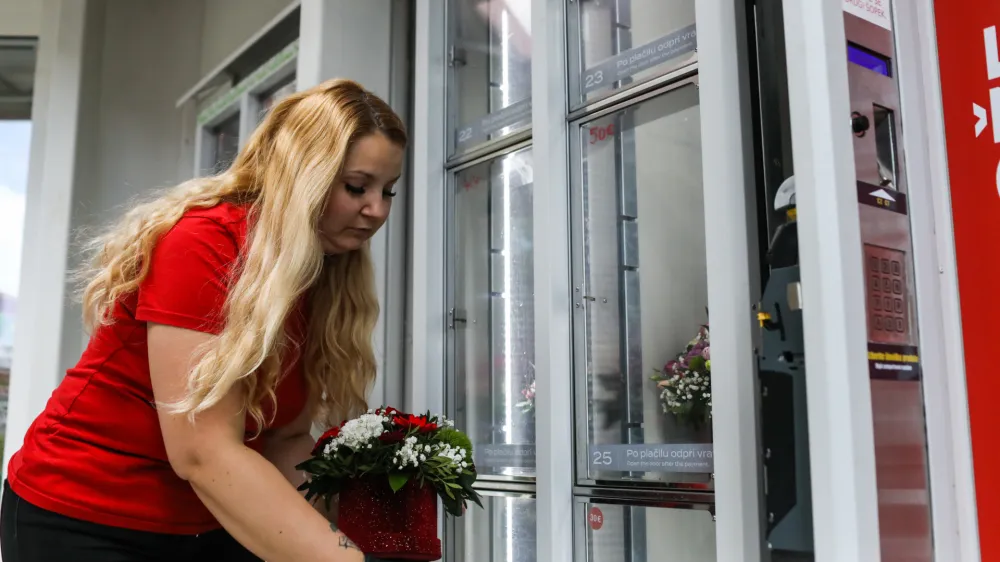 Cvetličarji vsako jutro preverijo stanje v avtomatu za šopke. 