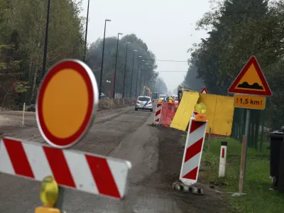 ﻿- 9.10.2013 - prenova Ižanske ceste - Ižanska cesta med križiščem s Peruzzijevo ulico in odcepom za Mateno že od aprila zaprta za ves promet zaradi rekonstrukcije vozišča -  //FOTO: Luka Cjuha