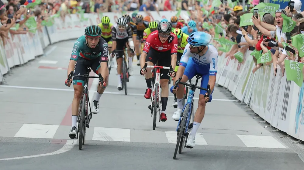 Luka Mezgec (desno) je bil za las prekratek za svojo tretjo zmago na dirki po Sloveniji. Foto: Jaka Gasar