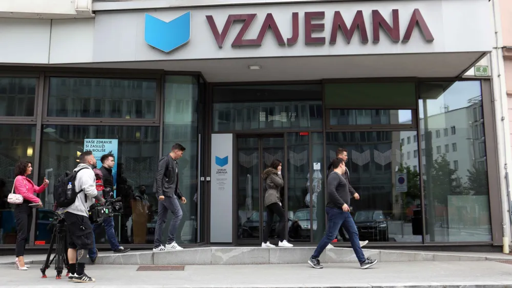 - Simbolična fotografija - Zavarovalnica Vzajemna Poslovalnica Ljubljana, Vošnjakova ulica 2 v Ljubljani - stavba - uprava<br><br>18.05.2023 – Vzajemna, zdravstvena zavarovalnica – uprava predstavila stališče in nadaljnje korake v zvezi z uredbo o določitvi najvišje cene premije dopolnilnega zdravstvenega zavarovanja in novelo zakona o zdravstvenem varstvu in zdravstvenem zavarovanju<br><br>//FOTO: Tomaž Skale<br>