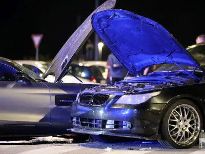 Na parkirišču nakupovalnega središča na jugu Zagreba je pozno sinoči voznik zapeljal v ljudi. Pri tem je bilo pet oseb ranjenih, življenje ene naj bi bilo ogroženo. <br>