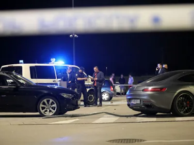 Na parkirišču nakupovalnega središča na jugu Zagreba je pozno sinoči voznik zapeljal v ljudi. Pri tem je bilo pet oseb ranjenih, življenje ene naj bi bilo ogroženo. <br><br>