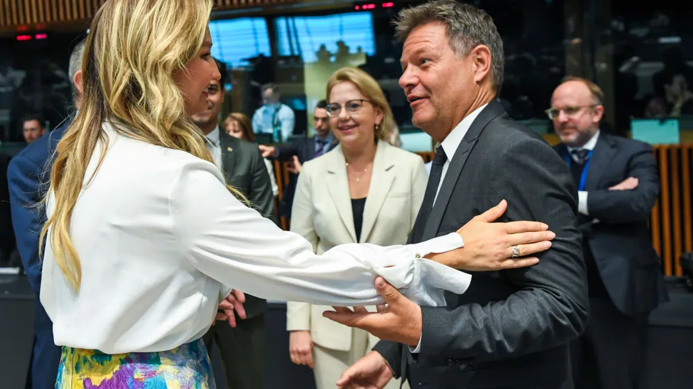 HANDOUT - 19 June 2023, Luxembourg: German Minister for Economic Affairs and Climate Action (2nd R) talks with Swedish Minister for Energy, Business and Industry Ebba Busch (L) during the EU Energy Ministers meeting in Luxembourg. Photo: -/EU Council/dpa - ATTENTION: editorial use only and only if the credit mentioned above is referenced in full
