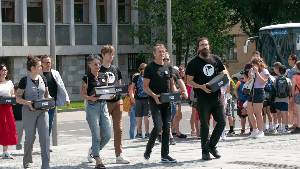 Ljubljana, Trg republike.<br>Novinarska konferenca Piratske stranke in Levice pred vlozitvijo zbranih podpisov za omejitev zupanskih mandatov na dva zaporedna mandata v DZ.