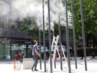 - naprava za meglo - črni drogovi, ki spuščajo meglo - 19.06.2023 - Čufarjeva ulica ob prehodu s Kolodvorsko ulico v Ljubljani - //FOTO: Tomaž Skale