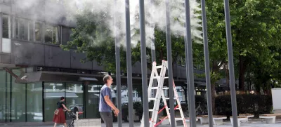 - naprava za meglo - črni drogovi, ki spuščajo meglo - 19.06.2023 - Čufarjeva ulica ob prehodu s Kolodvorsko ulico v Ljubljani - //FOTO: Tomaž Skale