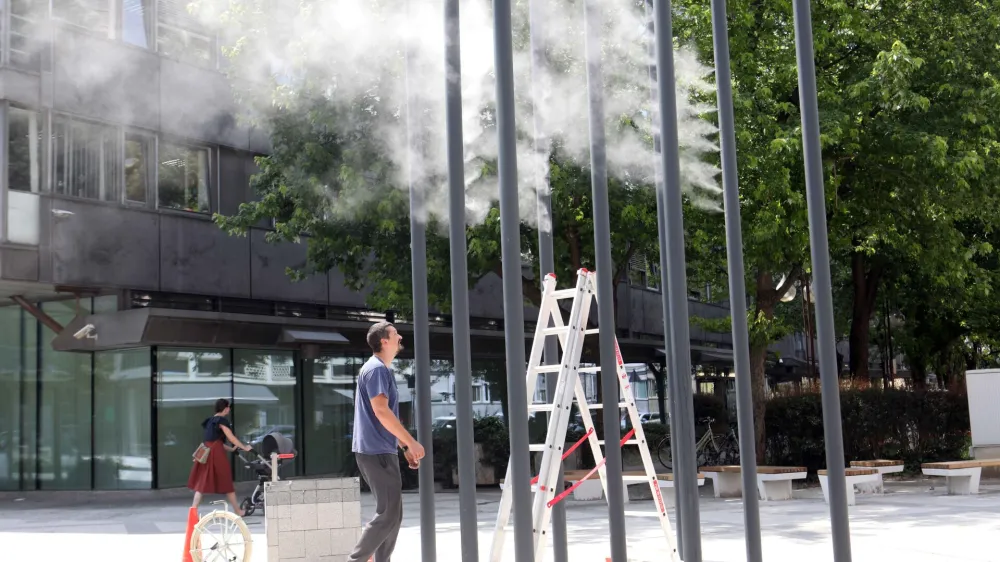 - naprava za meglo - črni drogovi, ki spuščajo meglo - 19.06.2023 - Čufarjeva ulica ob prehodu s Kolodvorsko ulico v Ljubljani - //FOTO: Tomaž Skale