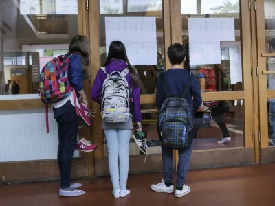 ﻿- Osnovna šola Valentina Vodnika v Ljubljani - šolski hodnik - osnovnošolci - učenci - šolstvo    - 07.05.2015 - Nacionalno preverjanje znanja (NPZ) v osnovnih šolah - pisno preverjanje znanja iz maternega jezika za učence 6. in 9. razreda -    //FOTO: Jaka Gasar