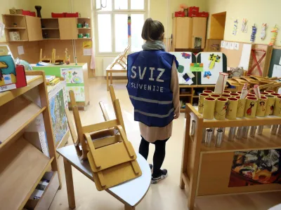 Na ljubljanski občini še vedno upajo, da bo država poravnala del dodatnih stroškov, ki so nastali na račun povišanja plač pomočnicam vzgojiteljic v vrtcih. V nasprotnem primeru bo občina povišala cene vrtcev.