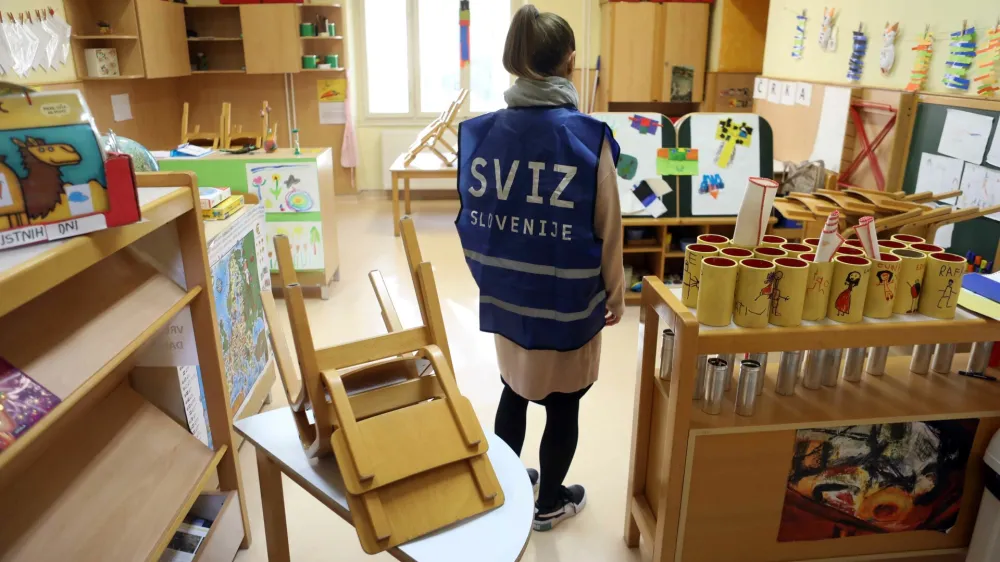 Na ljubljanski občini še vedno upajo, da bo država poravnala del dodatnih stroškov, ki so nastali na račun povišanja plač pomočnicam vzgojiteljic v vrtcih. V nasprotnem primeru bo občina povišala cene vrtcev.