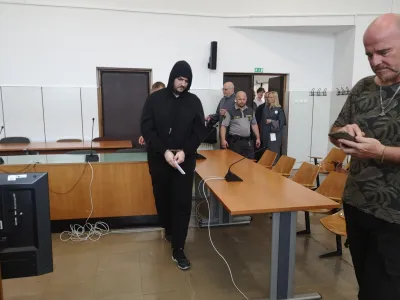 Sebastian Abramov je spet prišel v sodno dvorano s kapuco čez glavo, ko si jo je snel, pa smo lahko videli, da je bil v tem času tudi pri frizerju. 