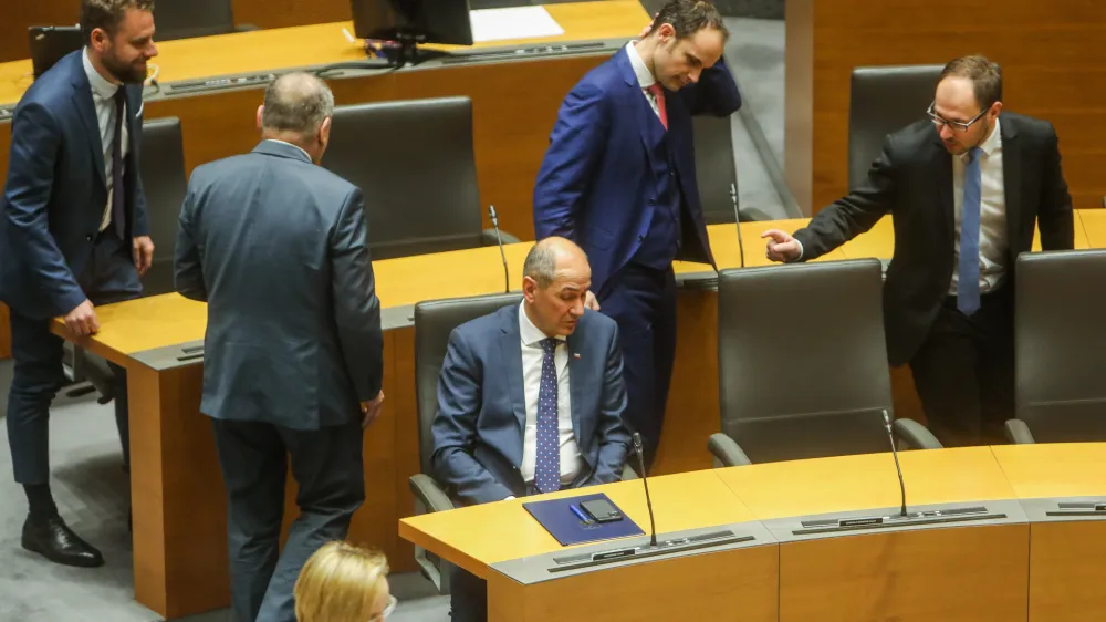 ﻿Janez Janša, predsednik vlade RSAnže Logar, minister za zunanje zadeveJernej Vrtovec, minister za infrastrukturo13.03.2020 - Državnizbor - izredna seja DZ, na kateri so potrdili listo kandidatov za ministre pod vodstvom predsednika vlade Janeza Janše //FOTO: BojanVelikonjaMatej Tonin, minister za obrambo