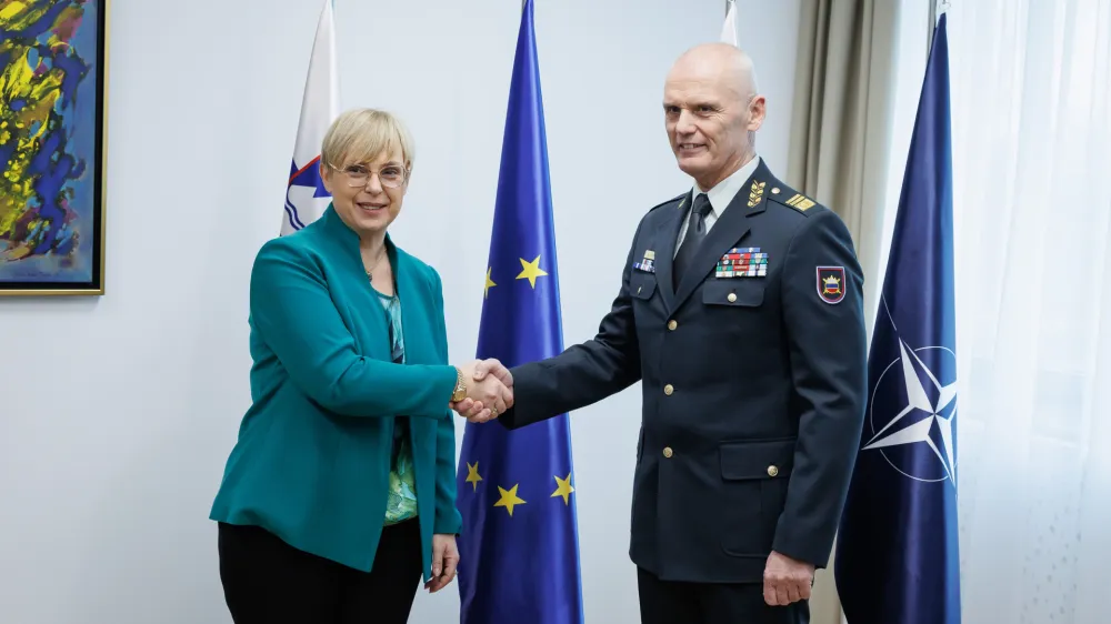 Ljubljana, ministrstvo za obrambo.<br>Srecanje predsednice republike Natase Pirc Musar z ministrom za obrambo Marjanom Sarcem nacelnikom Generalstaba Slovenske vojske generalmajorjem Robertom Glavasem.