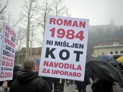 - ilustrativna fotografijaprotest,protestniki,transparent,George Orwell,represija,totalitarizem,veliki brat,big brother- Ljubljana 09.03. 2013 - četrta vseslovenska ljudska vstaja proti politični eliti na Kongresnem trgu pod geslom: ťNaj bo Oblast spet NAA LAST! DRAVA SMO MI! OBLAST V ROKE LJUDSTVA!Ť za odstop nesposobnih in s korupcijo prepredenih političnih elit v Republiki Sloveniji, protest - demonstracije    //FOTO: Toma Zajelnik