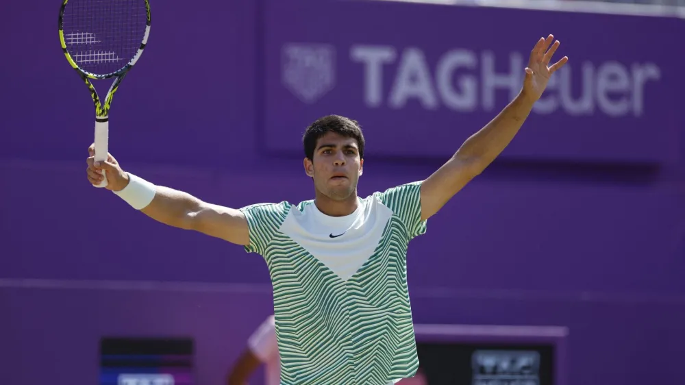 Tennis - ATP 500 - Queen's Club Championships - Queen's Club, London, Britain - June 25, 2023 Spain's Carlos Alcaraz celebrates after winning his final match against Australia's Alex de Minaur Action Images via Reuters/Peter Cziborra