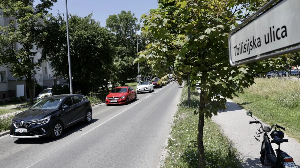 Ljubljanska občina naj bi v letu 2024 začela celovito rekonstrukcijo Tbilisijske ceste na odseku med Jamovo cesto in Cesto v Mestni log. Projekt vključuje tudi gradnjo novega mostu čez Gradaščico.