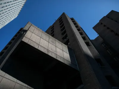 FILE PHOTO: An exterior view of the Metropolitan Correctional Center jail where financier Jeffrey Epstein, who was found dead in the Manhattan borough of New York City, New York, U.S., August 10, 2019. REUTERS/Jeenah Moon/File Photo